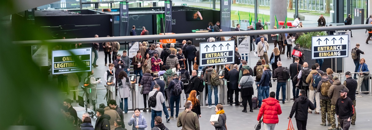 Entrance Mitte with visitors of IWA