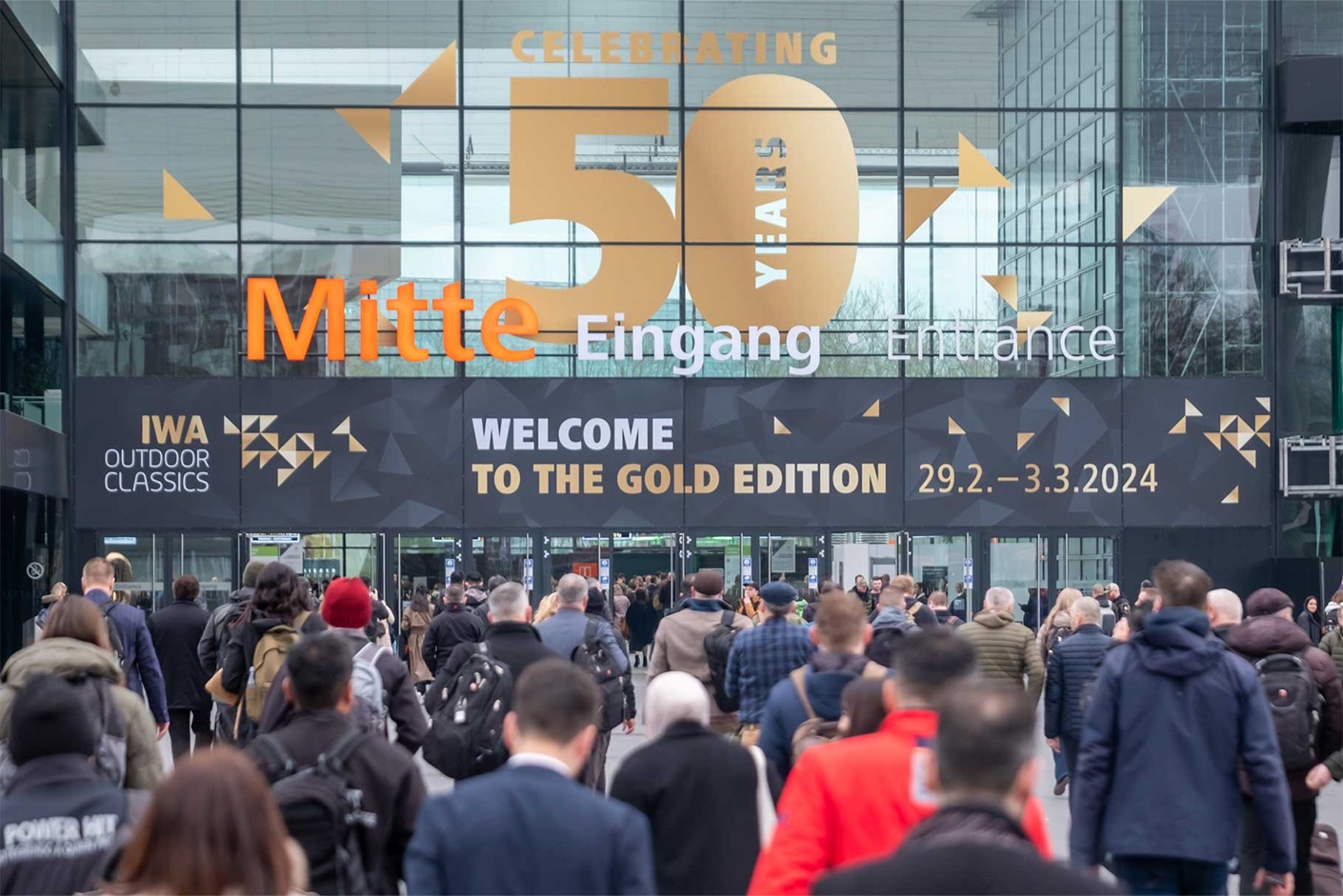 Fachbesucher auf dem Weg zur IWA Outdoor Classics vor dem Eingang Mitte